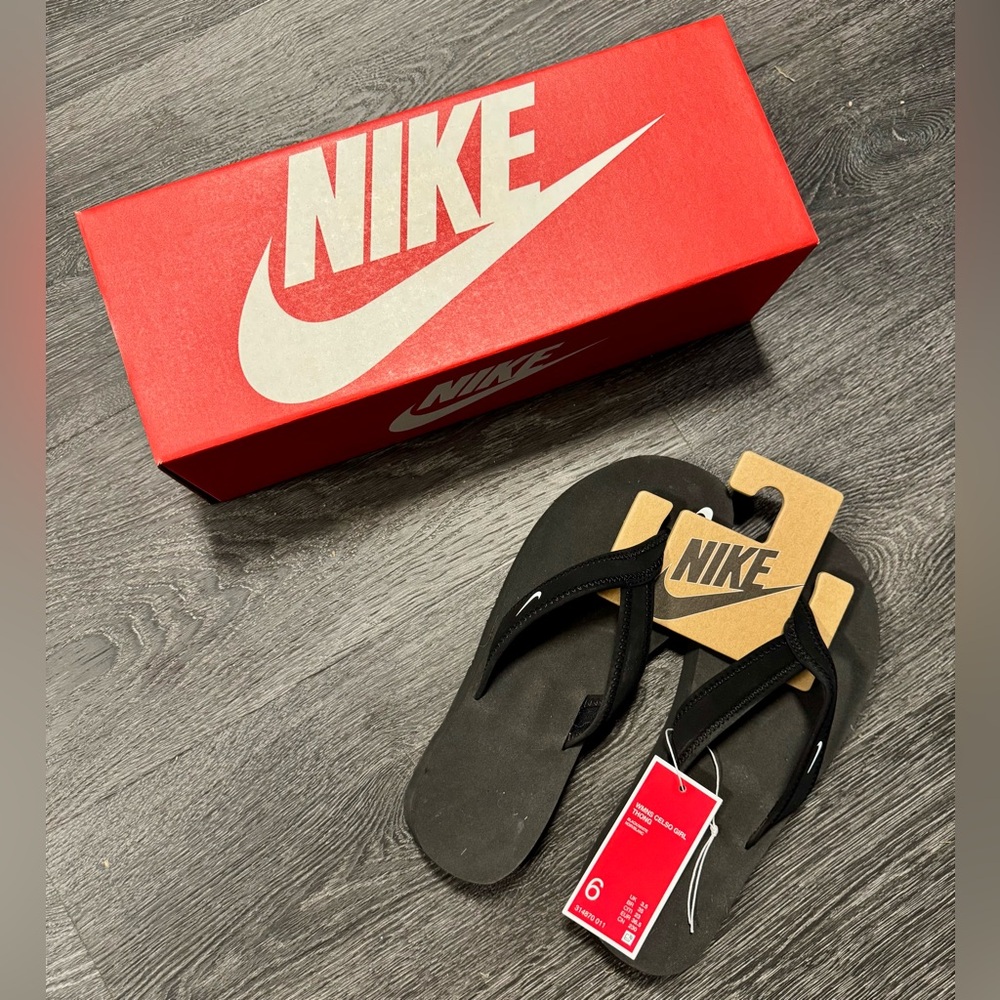 NWT Women’s NIKE Celso Flip Flops